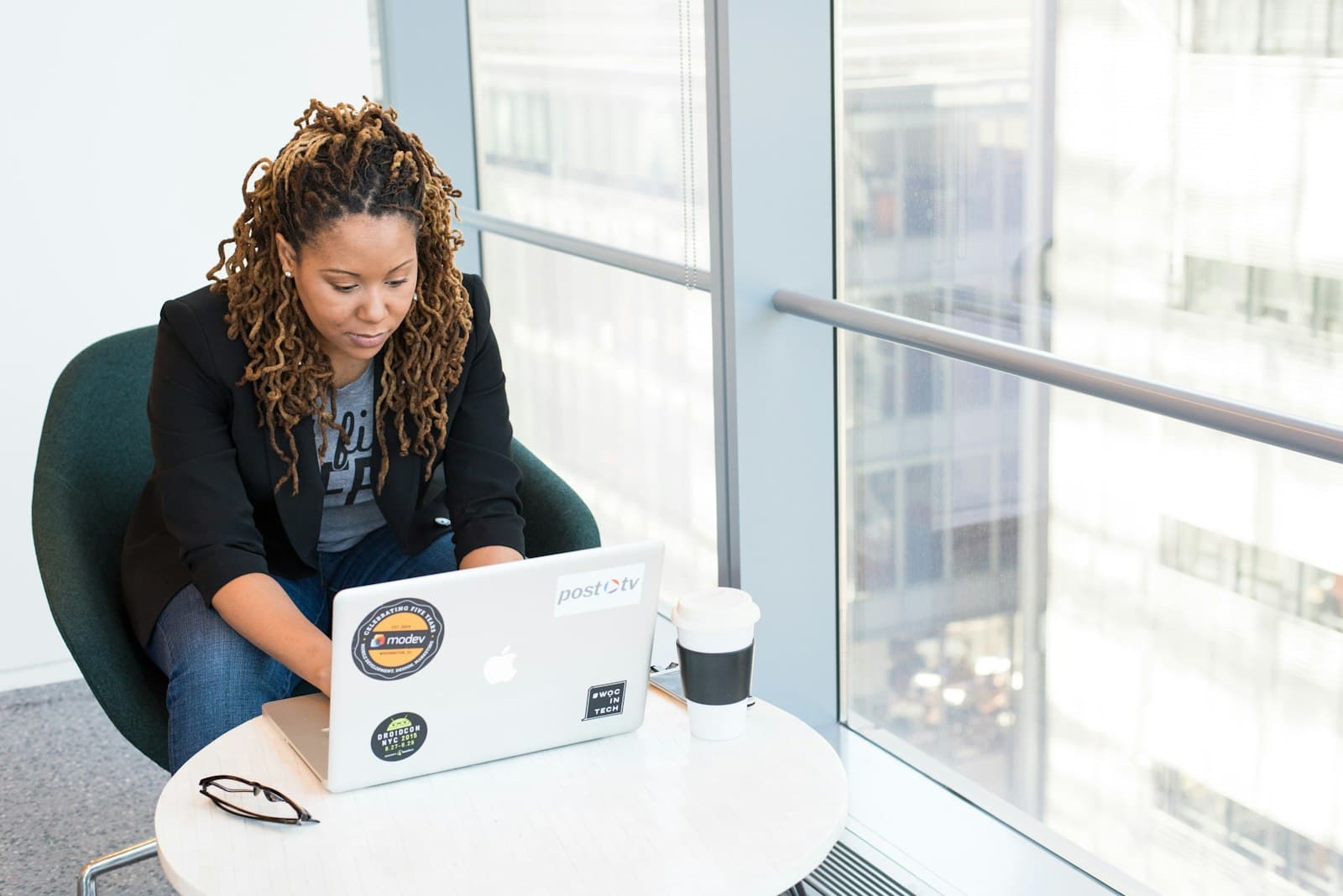 Sales rep using Meetbook on a laptop during a customer call